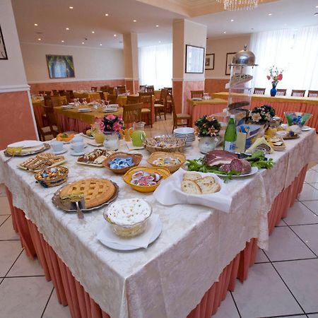 פיוג'י Hotel Verdi מראה חיצוני תמונה